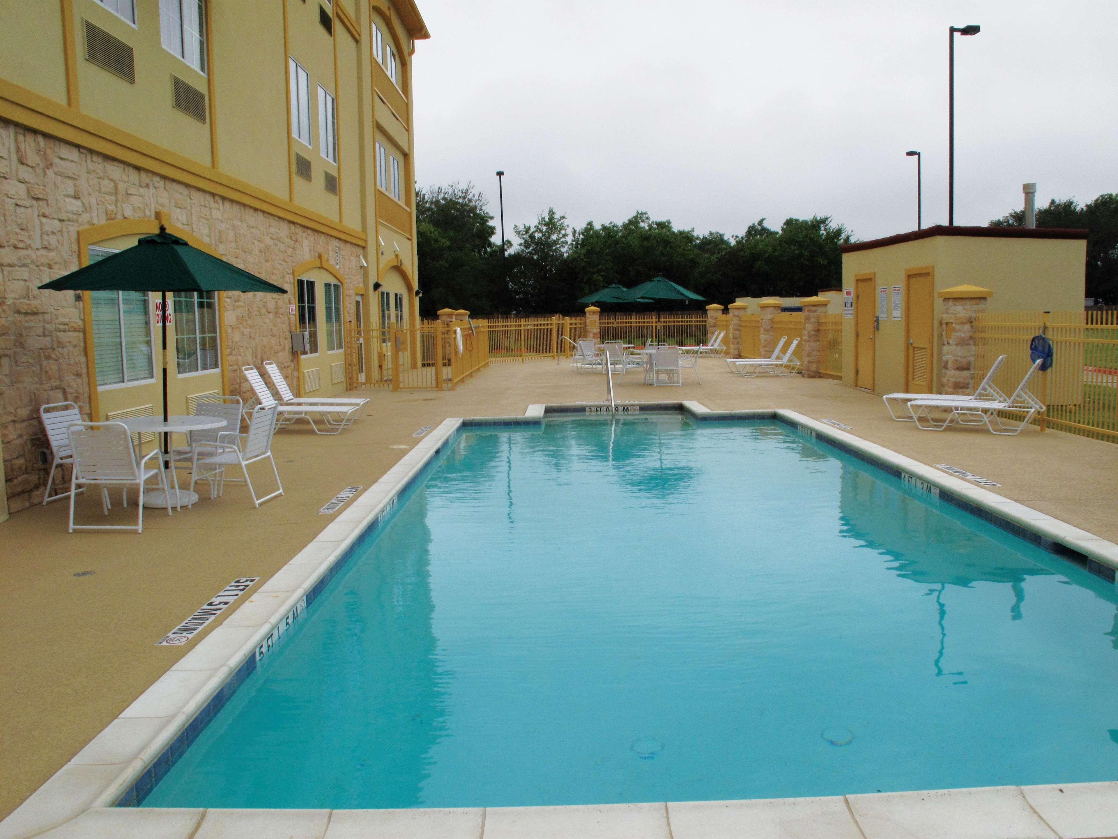 La Quinta By Wyndham Ennis Hotel Exterior foto